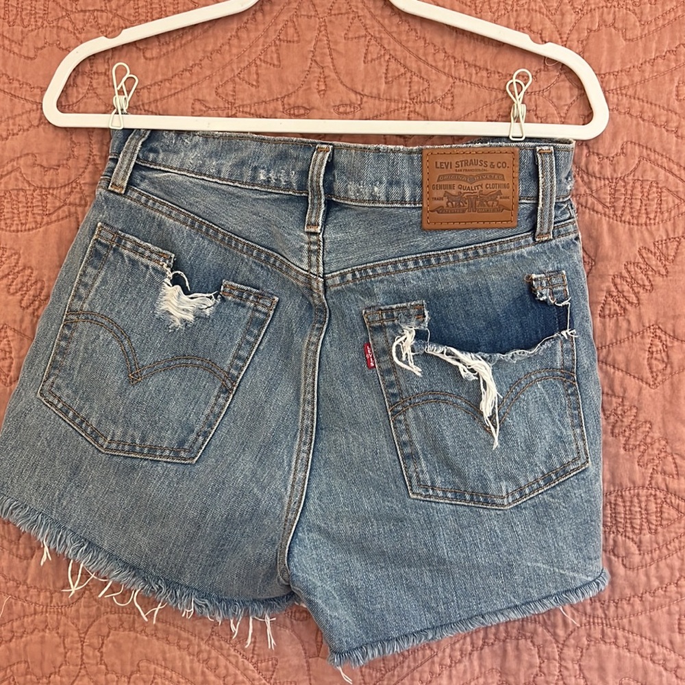 Levi’s Short - Picture 2 of 3